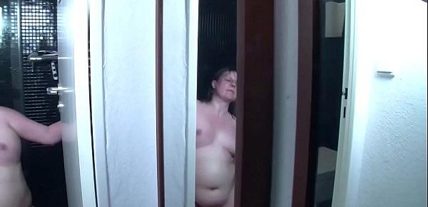 Deutsche Mutter fickt in der Dusche der Schwester rum